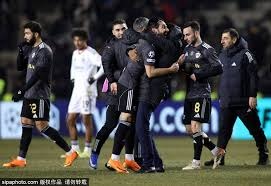 爱德华兹的半场压哨三分，真丝滑！